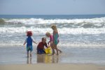 Dzieci bawiące się na plaży dzieci