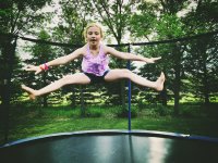 Zabawa na trampolinie Zabawa na trampolinie
